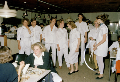 826613 Groepsportret van verpleegkundigen tijdens een modeshow op de Dag van de Verpleging in het Diakonessenhuis ...
